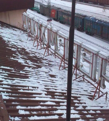 Уборка снега со скатной крыши